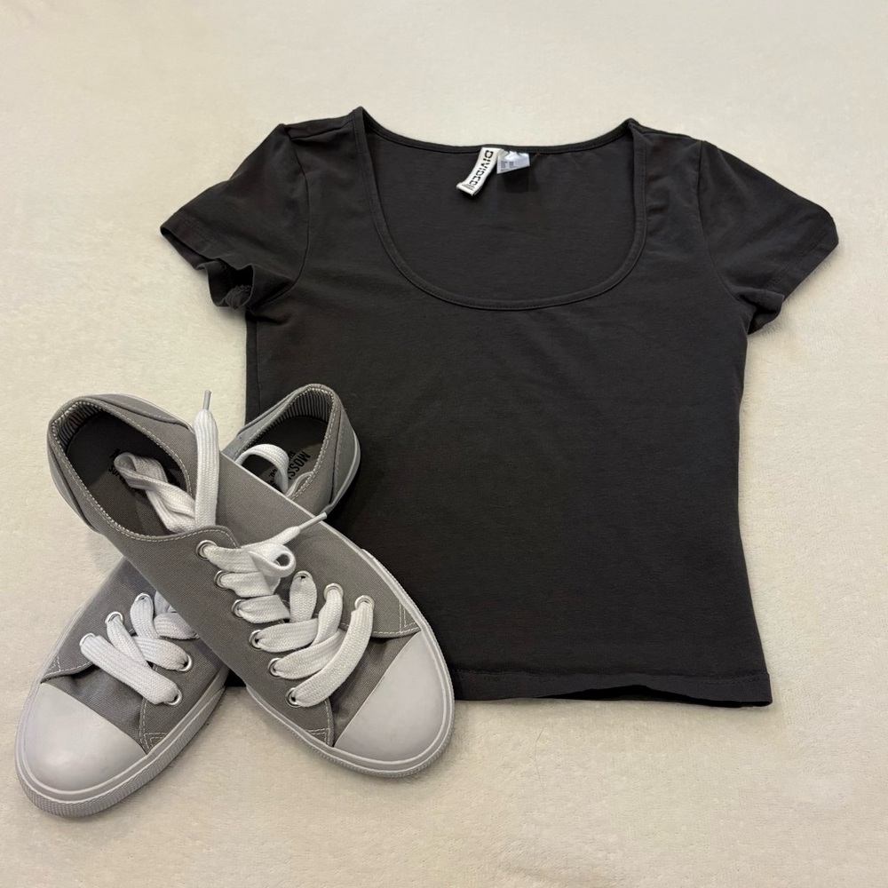 Divided Scoop Neck Short Sleeve Crop Top